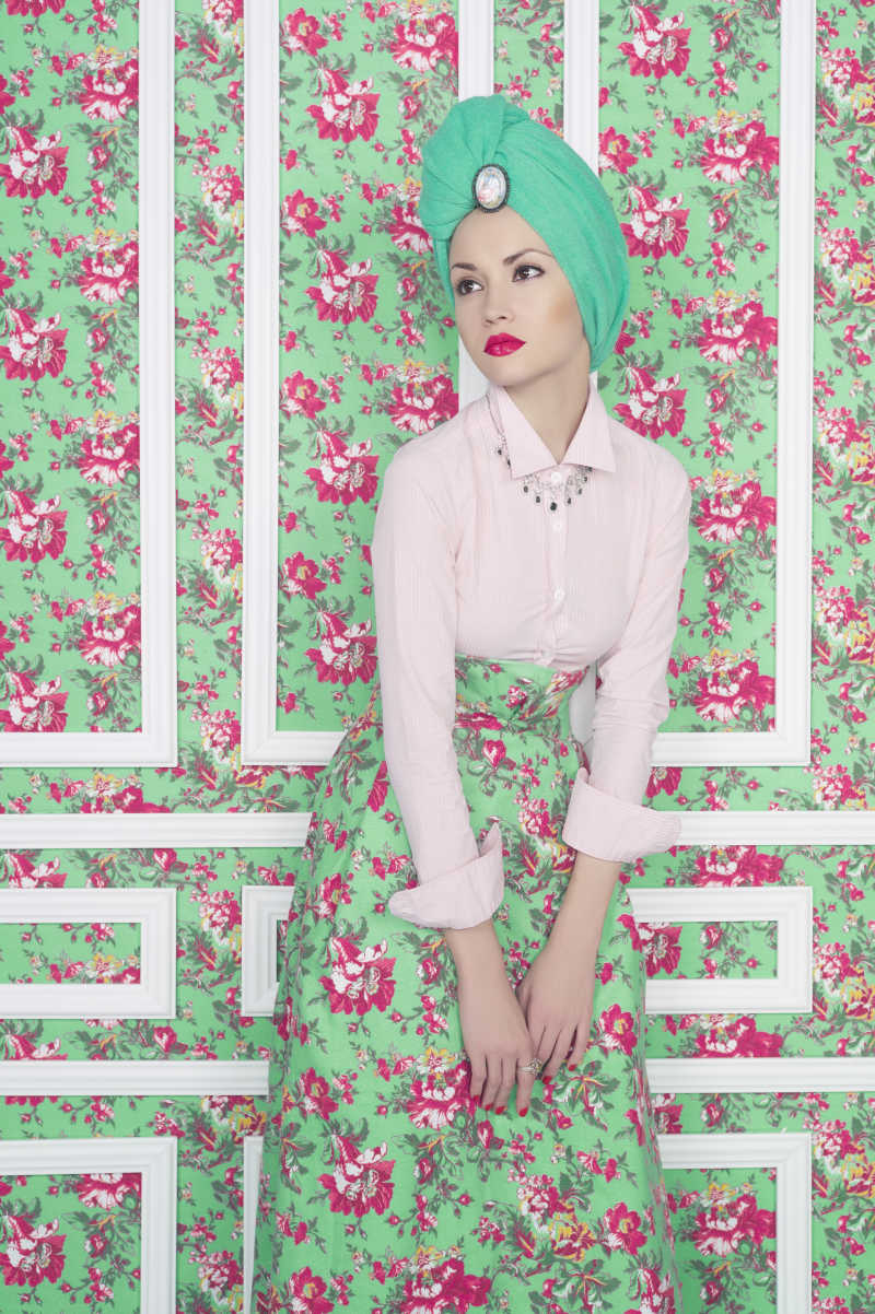 穿着传统服饰的女孩