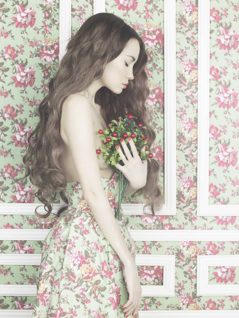 穿着朴素长裙手拿鲜花的性感女孩