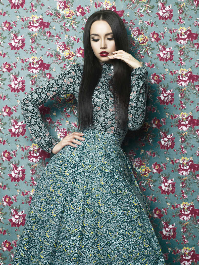 身穿服饰的漂亮女孩