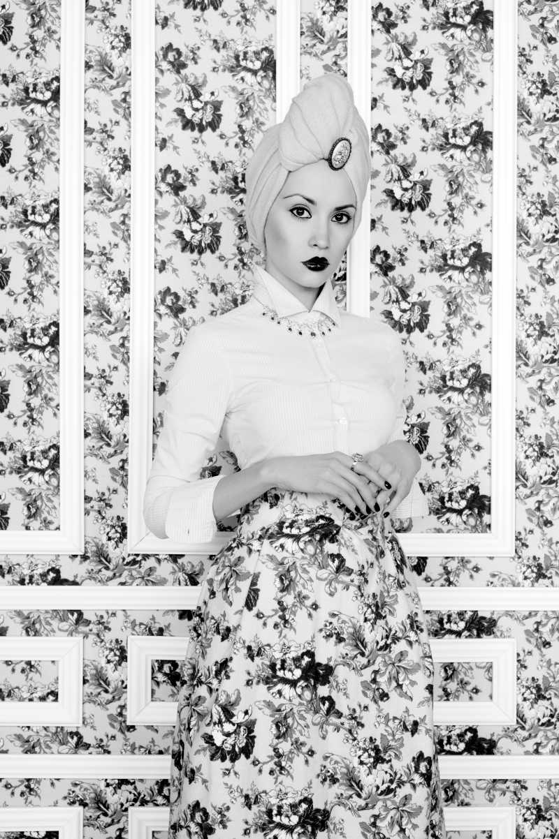 花卉墙壁前的性感女人