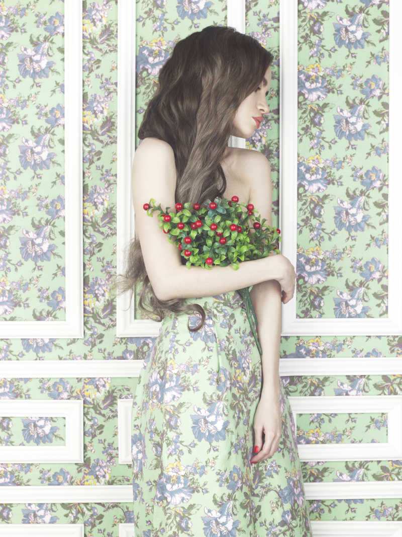 身穿带有花卉图案长裙的性感女孩