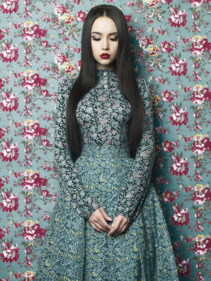 身穿花卉图案长裙的性感女孩