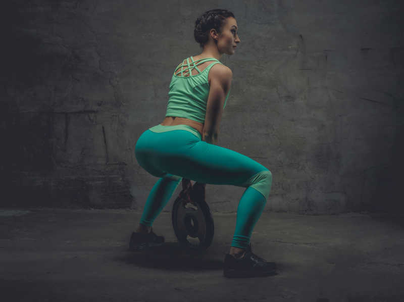 做深蹲的健身女子