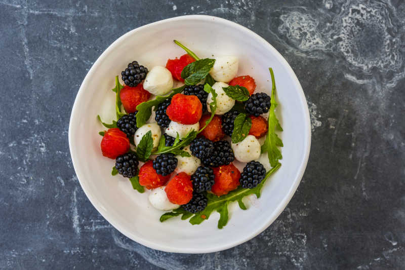 准备制作甜点的水果材料