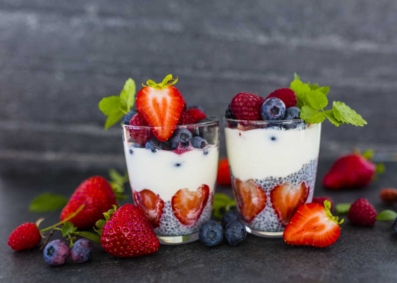 草莓蓝莓奶昔制作方法