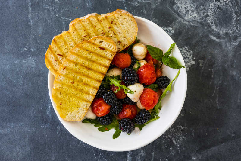 放在碗里的饼干和水果