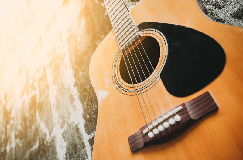 靠着墙的木吉他