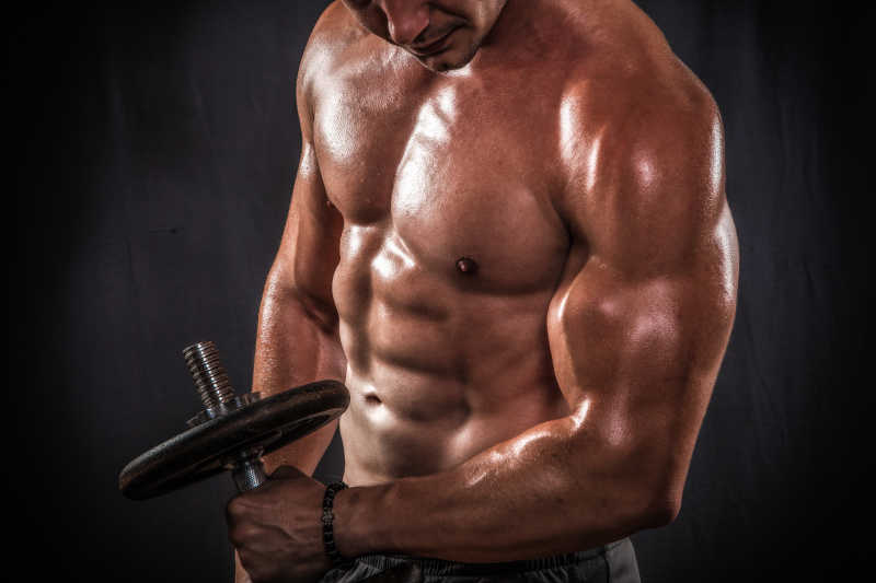 黑色背景下的性感肌肉男人躯干