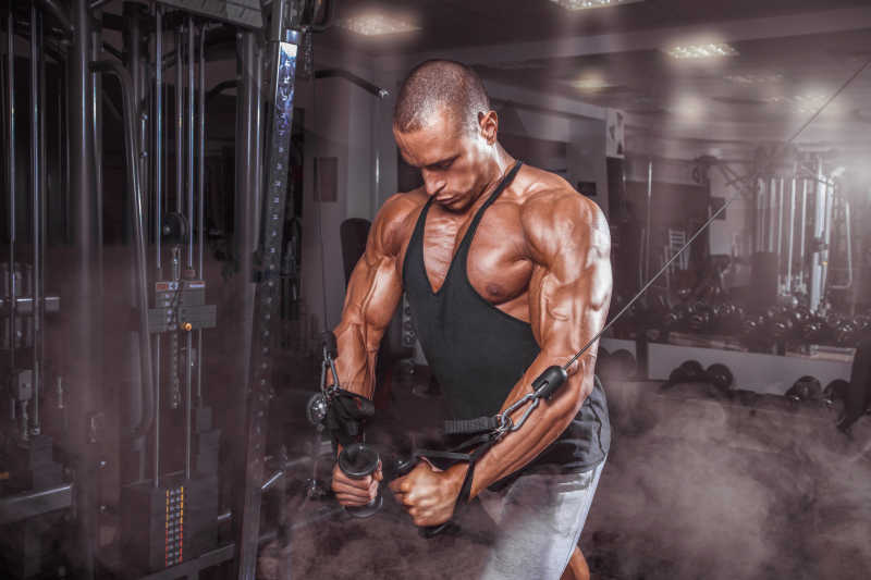 健身房里锻炼的彪悍肌肉男