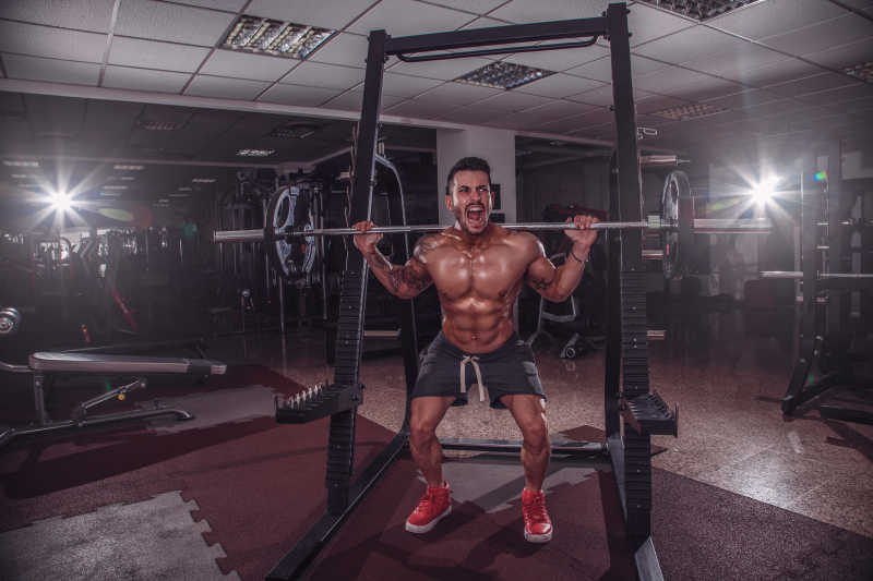 健身房里拼命呐喊健身的男人