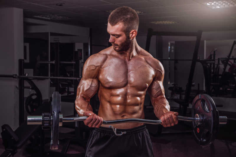 健身房里锻炼的性感肌肉男子