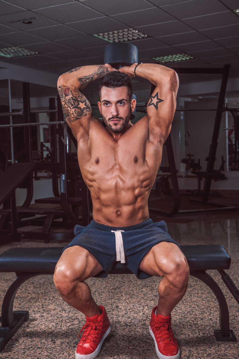 纹着花臂的肌肉男