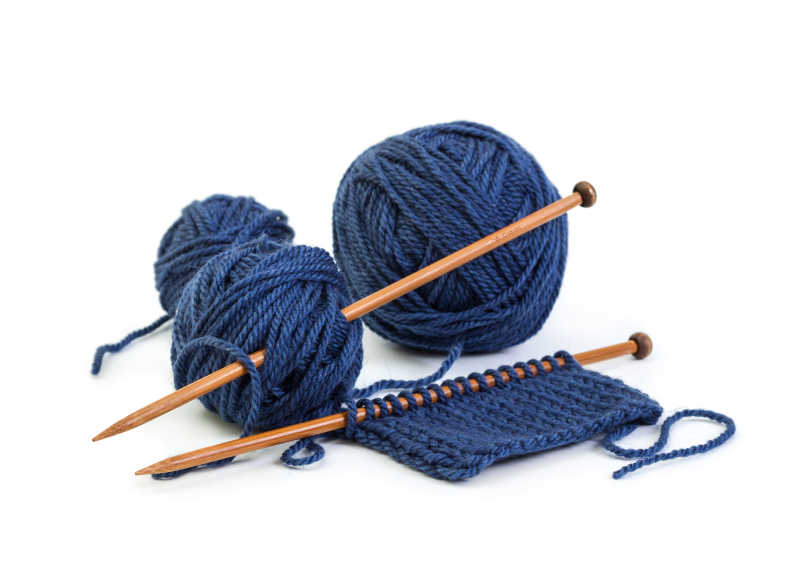 羊毛蓝颜色的球和木针编织