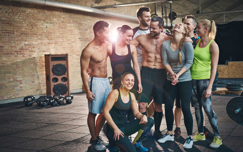 在健身房嬉笑打闹的男女