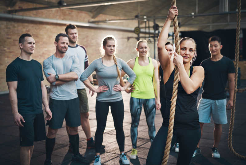 女子挑战攀登绳索健身项目