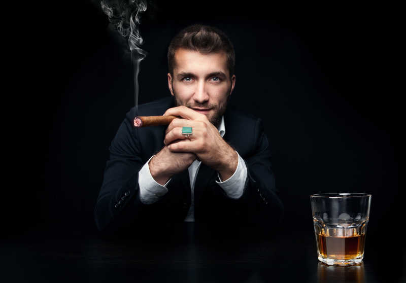 吸烟的男人图片-黑色背景上吸烟的男人素材-高清图片-摄影照片-寻图