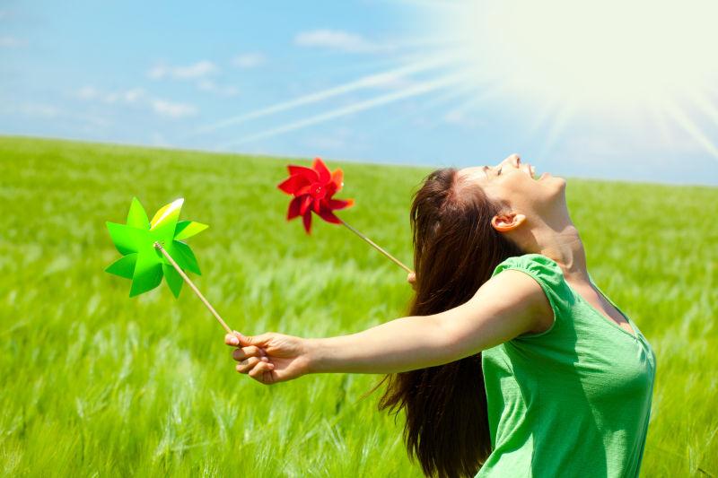 创意图片 阳光下享受自然的年轻美女系列 一 享受自然自由的快乐女人