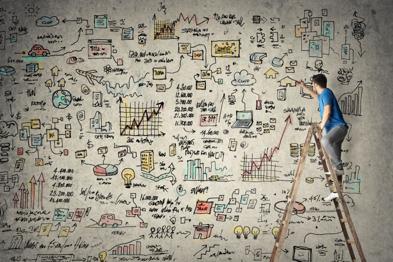 男子正在墙上涂鸦