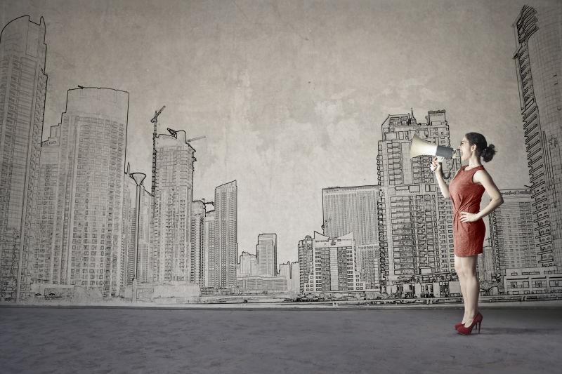 拿着喇叭喊话的女人