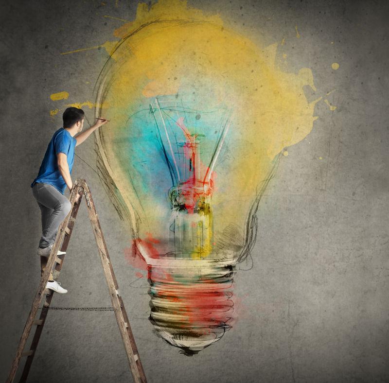 在墙上华电灯泡的男子