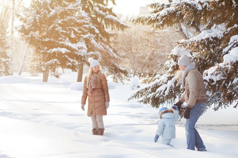 在雪地裡玩耍的家庭