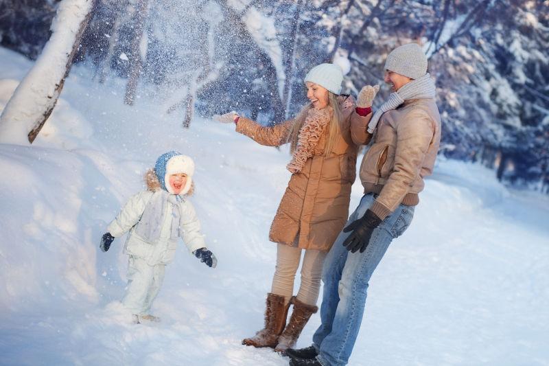 冬天雪地裡玩雪橇的一家人