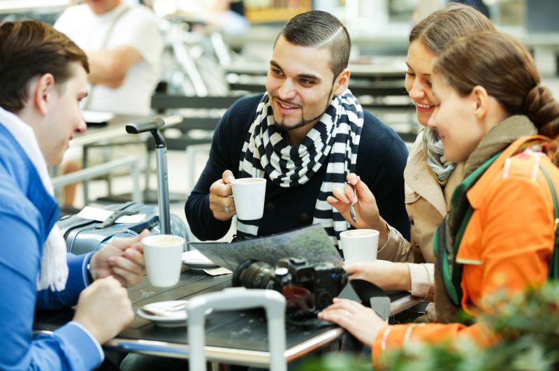 在户外一起喝咖啡的一群朋友