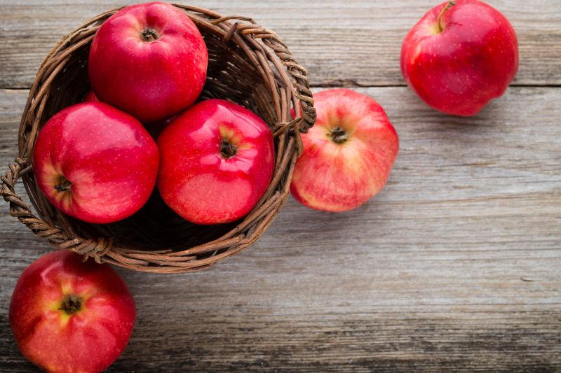 桌上的新鲜红苹果