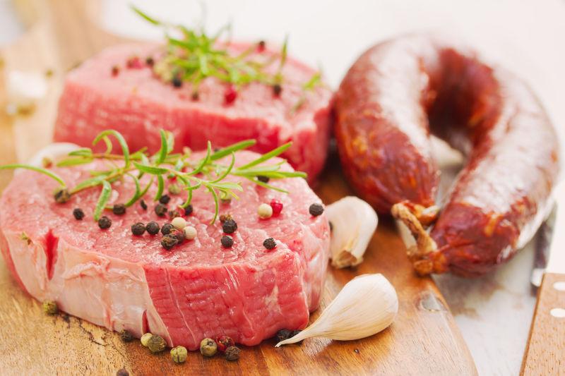 烟熏香肠辣椒和大蒜生肉