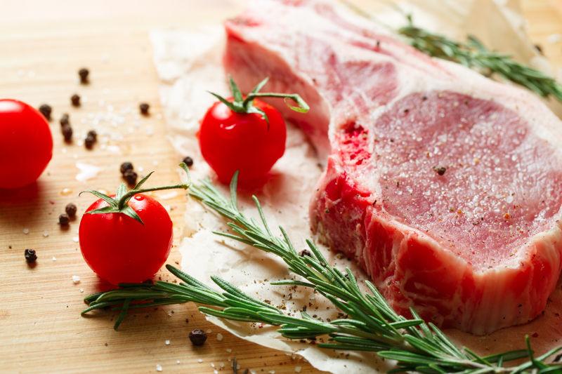 新鲜的生肉和香料