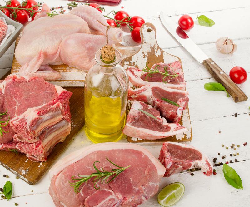 不同类型的生肉和新鲜蔬菜等食材