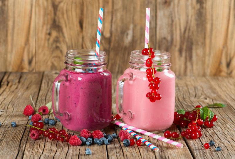 两瓶不同浆果的奶昔