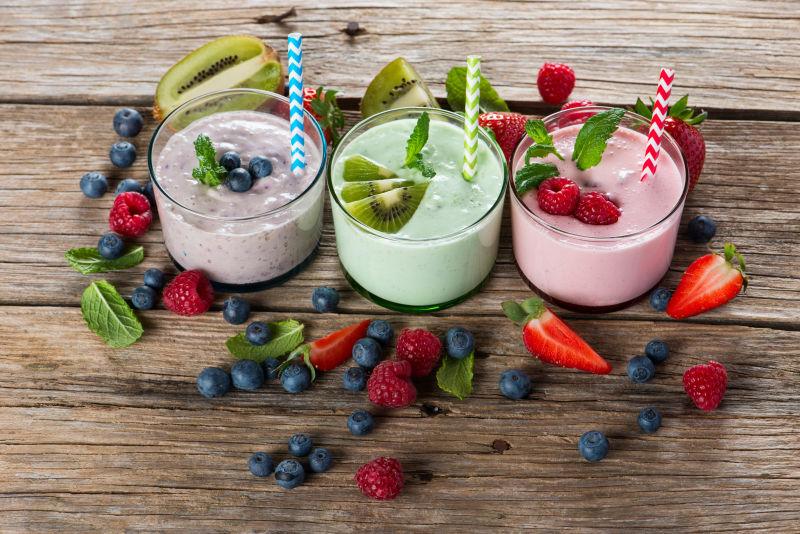 木桌上的水果牛奶和冰淇淋