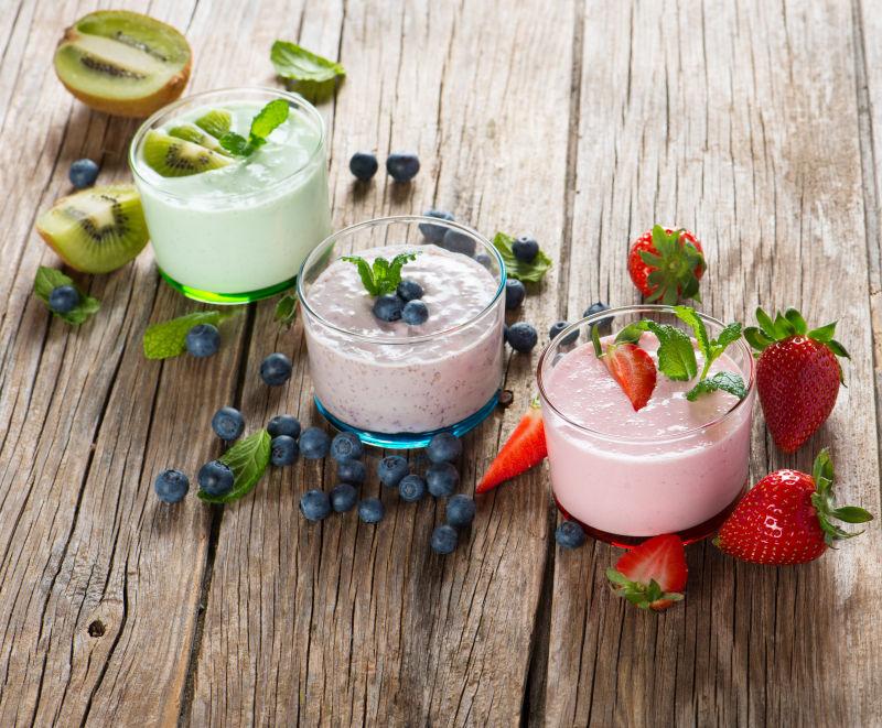 木桌上的不同浆果奶昔