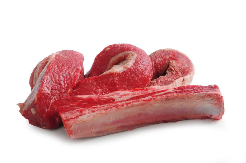 白色背景中长条生肉
