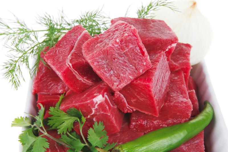 白色背景中生鲜牛肉里脊片