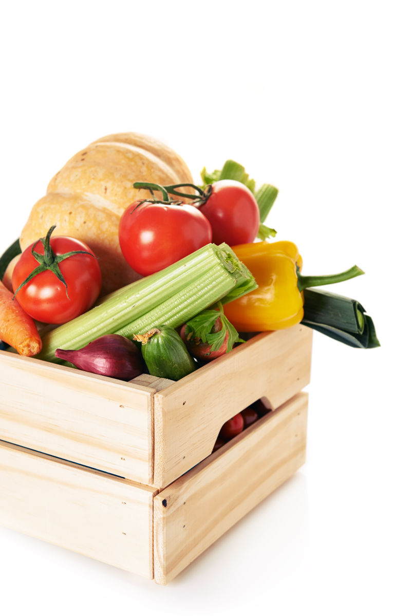 白色背景中的新鲜蔬菜箱