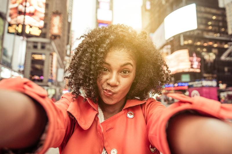 在纽约的街头自拍的年轻女孩