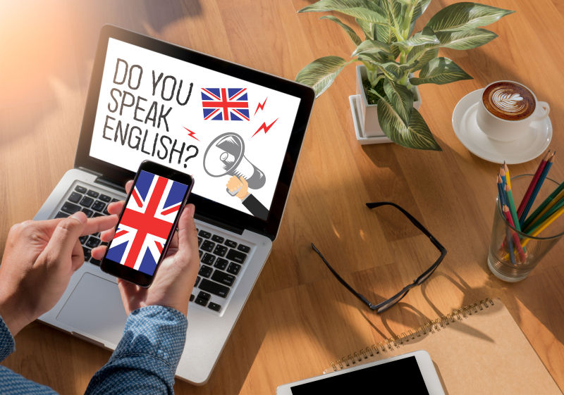 木质板上的笔记本