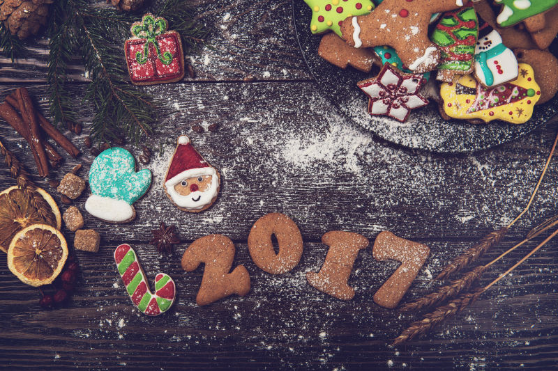 桌子上用饼干拼成的2017