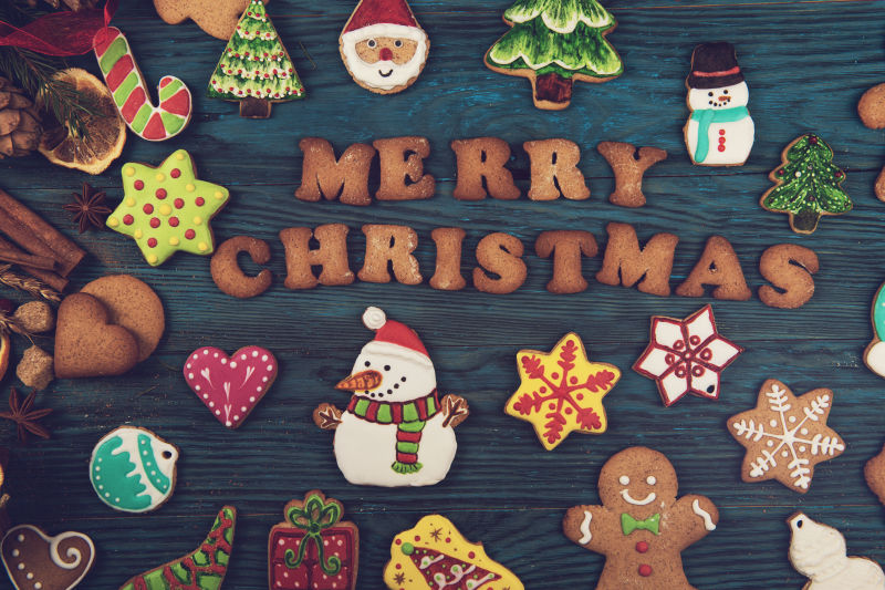 桌子上美味饼干摆放的圣诞贺词