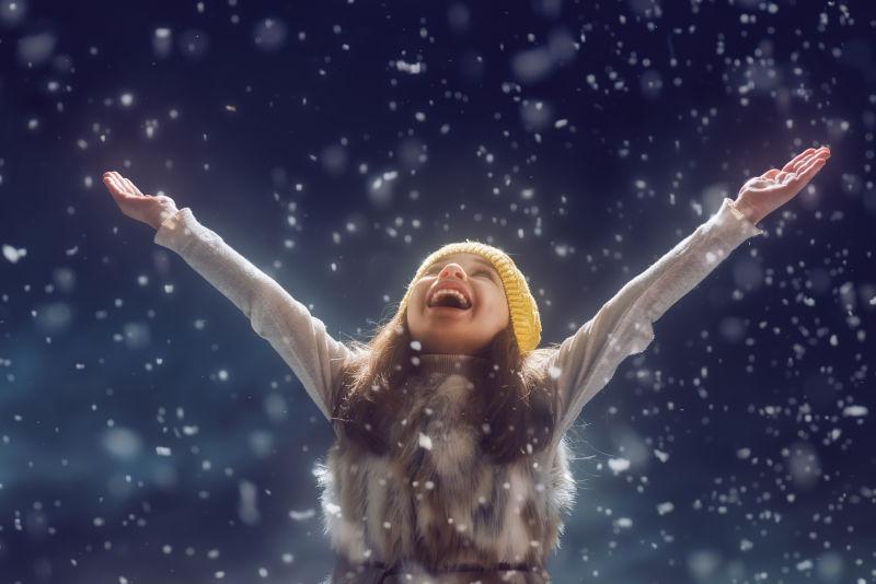 下雪天里仰望天空的小女孩