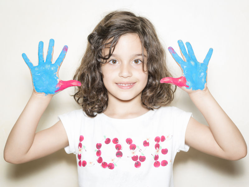 手上有彩绘的小女孩