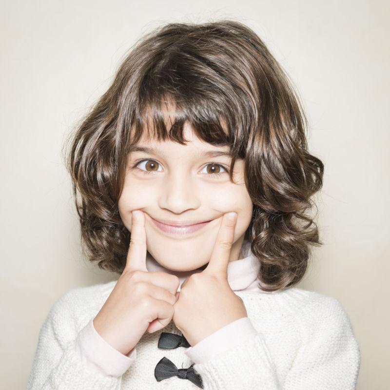 可爱的小女孩对着镜头微笑