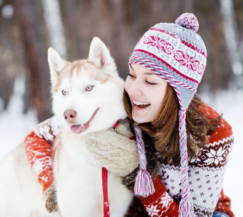 雪地里快乐女孩与哈士奇