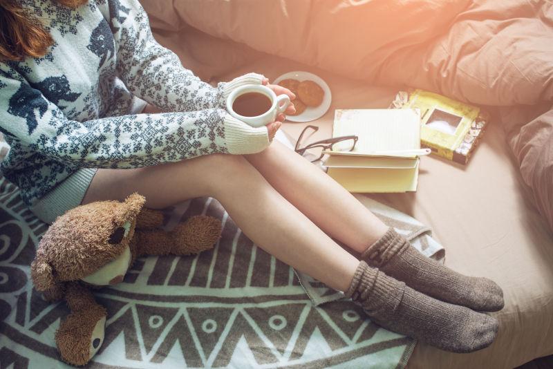 手捧咖啡的性感女孩