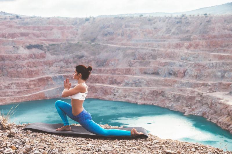 湖边女人在锻炼瑜伽