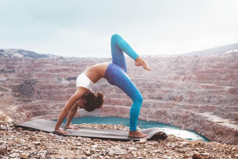 户外瑜伽训练的美女