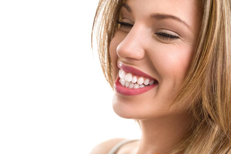 白色背景下露齿微笑的年轻美女