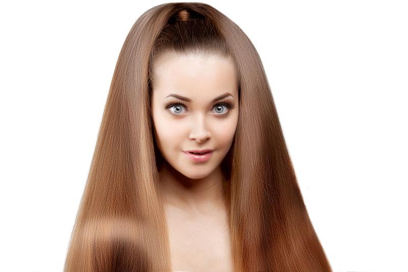 有着美丽金色长发的模特